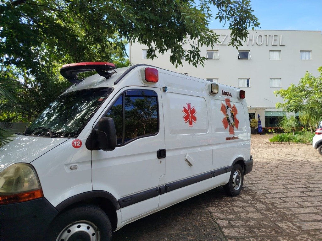 Ambulância Águia Emergências estacionada em hotel