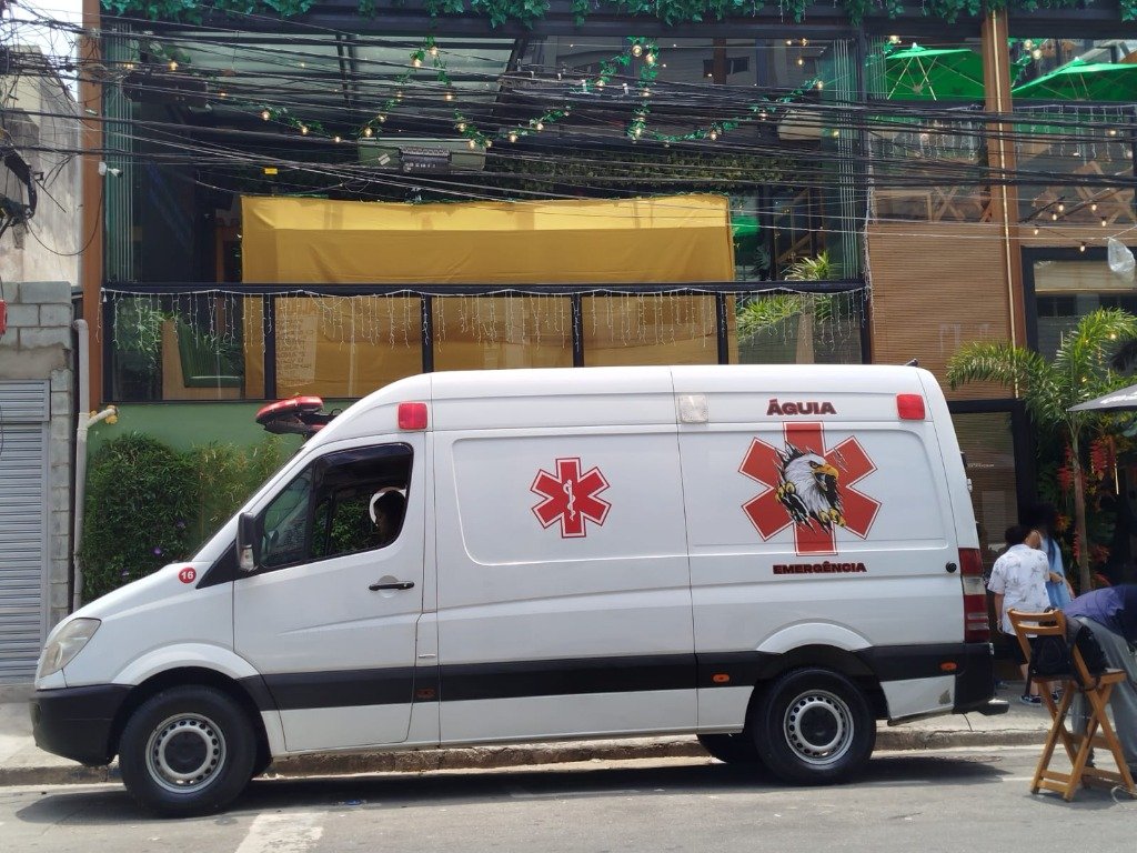 Ambulância Águia Emergências na rua